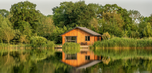 Blackthorn fisheires - luxury lodges with private fishing pegs right in front of you