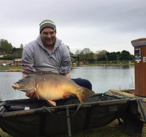 Big carp fishing from your lodge at Castior lakes