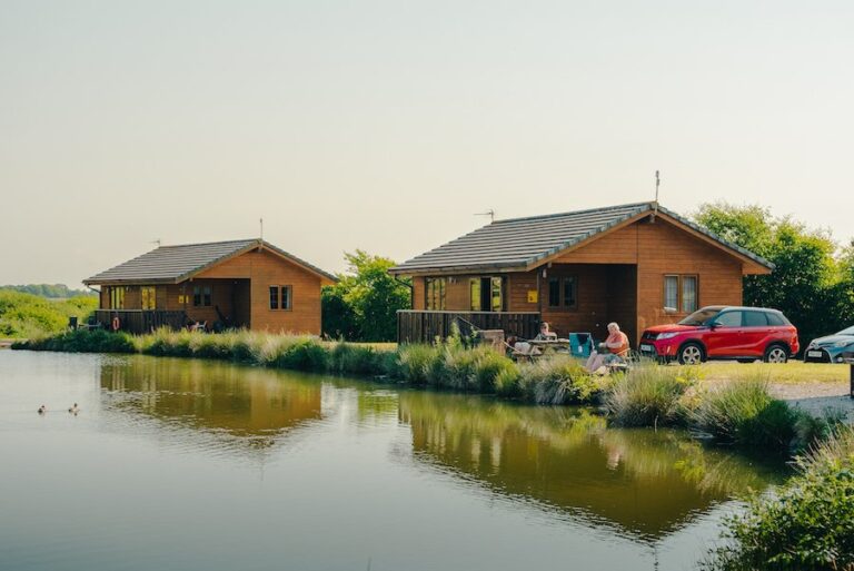 The lake side lodges at Clovelly Lakes