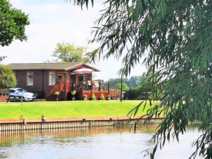 Bend in the river lodge a wooden log cabin on the river bank