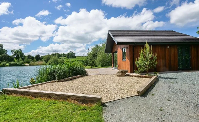 East lodge at Blackthorn Fisheries with a gravel peg beside the lake